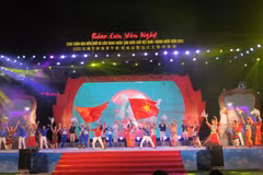 A performance at the cultural exchange programme (Photo: VNA)