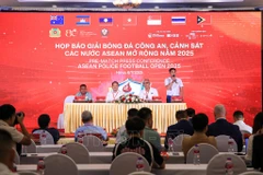 Team representatives speak at the press briefing. (Photo: VNA) 