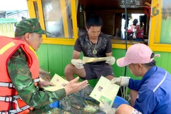 Border guards at Co To Border Post educate fishermen about IUU regulations. (Photo: baoquangninh)