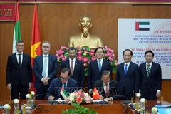 Chairman of the Ba Ria - Vung Tau Provincial People's Committee Nguyen Van Tho and Glen Hilton, CEO of DP World Asia-Pacific, sign a Memorandum of Understanding. (Photo: VNA)