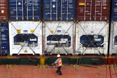 A worker works on a ship at a port in Bangkok, Thailand, March 25, 2016. (Photo: REUTERS)