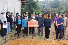 Yen Son district's leader presents the token of housing support grant to a family. (Photo: VNA)