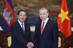 Party General Secretary To Lam (right) meets with Cambodian People's Party (CPP) President Hun Sen in Ho Chi Minh City on April 29 (Photo: VNA)
