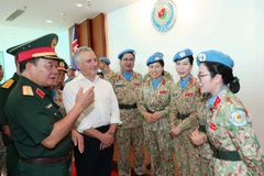 Senior Lieutenant General Hoang Xuan Chien and Deputy Secretary of Strategy, Policy, and Industry at the Australian Department of Defence Hugh Jeffrey meet with Vietnamese female peacekeeping officers. (Photo: VNA)
