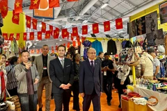 Vietnamese Ambassador to France Dinh Toan Thang (R) and Paris Fair Director Steven Abajoli visit the Vietnamese pavilion. (Photo: VNA)
