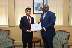 Vietnamese Ambassador to South Africa and Botswana Hoang Sy Cuong (L) presents State President Luong Cuong's credentials to Botswanan President Duma Gideon Boko at the Presidential Palace in Gaborone. (Photo: VNA)