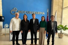 Vietnamese Ambassador to Cuba Le Quang Long and Mayda Mauri Pérez, President of BioCubaFarma and representatives of the embassy and BioCubaFarma (Photo: VNA)