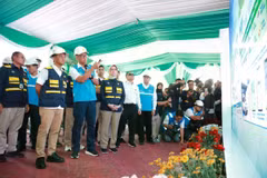 Energy and Mineral Resources Minister Bahlil Lahadalia (Left on first row) reviewed the distribution control center at PLN's Distribution Management Unit, Surabaya, East Java, on March 25. (Photo: ANTARA)