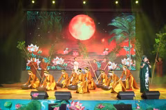An art performance at the opening ceremony of the film week. (Photo: VNA)