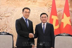 Politburo member, Permanent member of the Communist Party of Vietnam (CPV) Central Committee’s Secretariat Tran Cam Tu (R) receives Acting Chairman of the Commission for External Relations of the Lao People's Revolutionary Party (LPRP) Central Committee Bounleua Phandanouvong. (Photo: VNA)