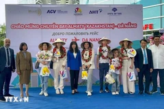 The first passengers arriving in Da Nang on the direct flight from Kazakhstan are presented with flowers and gifts. (Photo: VNA)