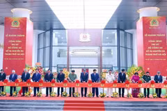 Party General Secretary To Lam, Minister of Public Security Luong Tam Quang and other Party and State leaders and former leaders cut the ribbon to inaugurate the Ministry of Public Security's Headquarters. (Photo: VNA)