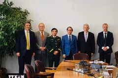 Vietnamese Ambassador to Chile Nguyen Viet Cuong (third from right), Chair of the Chilean Senate’s Committee of Foreign Relations Ivan Moreira Barros (second from right), and other delegates at the session. (Photo: VNA)
