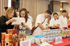 Product showcase at a business networking (Photo: VNA)