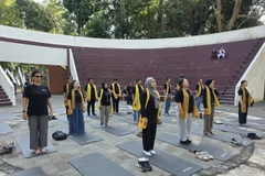 Participants join a yoga session (Photo: VNA)