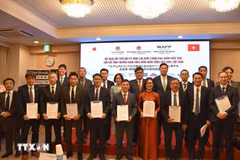 Numerous MoUs and cooperation agreements are signed during the conference. (Photo: VNA)
