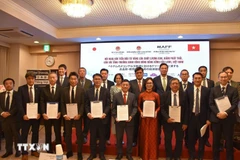 Numerous MoUs and cooperation agreements are signed during the conference. (Photo: VNA)