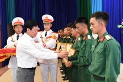 Vice Chairman of the Tay Ninh Provincial People’s Committee and head of the province’s Steering Committee 515 Pham Tan Hoa presents certificates of merit to officers and soldiers participating in the search and repatriation of martyrs’ remains during the 24th phase (the 2024–2025 dry season). (Photo: VNA)
