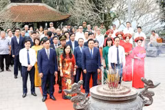Vice Chairman of the Phu Tho provincial People's Committee Nguyen Huy Ngoc and other delegates offer incense at the Mau Au Co Temple. (Photo: VNA)