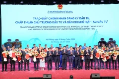 Hai Phong grants investment registration certificates, in-principle approvals, and top-ranking memoranda of understanding on investment cooperation. (Photo: VNA)