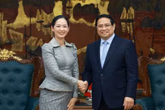 Prime Minister Pham Minh Chinh receives Cambodian Minister of Commerce Cham Nimul (Photo: VNA)