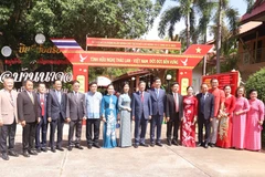 Vietnamese Ambassador to Thailand Pham Viet Hung and delegates pose for a photo at the Thai–Vietnamese Friendship Village (Photo: VNA)