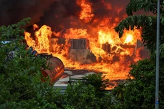 A Massive fire destroys oil storage facility in Malaysia. (Photo: VNA)