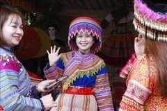 Traditional Hmong attire draws interest from tourists. (Photo: VNA)