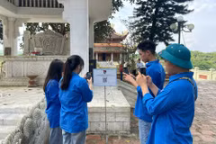 Youth union members in Ha Hoa township scan a QR code to learn about the Man Pagoda historical site. (Photo: baophutho)