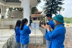 Youth union members in Ha Hoa township scan a QR code to learn about the Man Pagoda historical site. (Photo: baophutho)