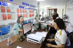 Civil servants and citizens at a taxation office in Hanoi. (Photo: VNA)