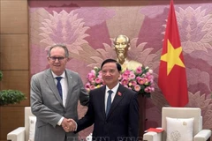 Vice Chairman of the National Assembly (NA) Nguyen Khac Dinh (R) and Senator Alain Cadec, Chairman of the France–Vietnam Friendship Parliamentarians’ Group of the French Senate. (Photo: VNA)