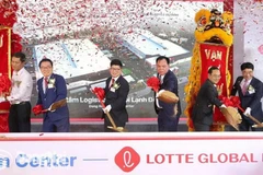 Chairman of the Dong Nai provincial People's Committee Vo Tan Duc and delegates perform the sand-shoveling ceremony to break ground on the project. (Source: Dong Nai Newspaper)