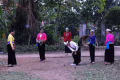 Muong folk spinning-top game enlivens festivals in Phu Tho