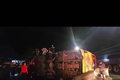 The passenger bus overturned, leaving 3 deaths, 27 injuries (Photo: VNA)