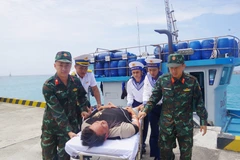 Naval soldiers bring the patient to the Truong Sa Island Medical Centre for emergency treatment. (Photo: VNA) 