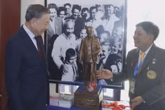 Top Vietnamese leader visits Ho Chi Minh memorial site