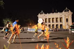 Athletes run through the August Revolution Square. (Photo: VNA)