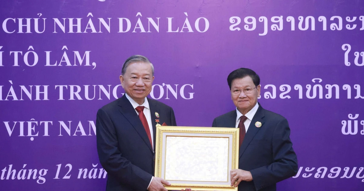 Lao National Gold Order presented to Vietnamese Party General Secretary To Lam