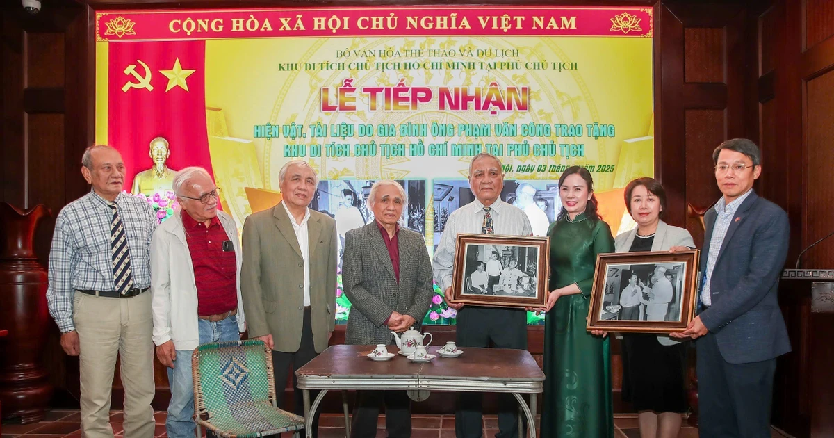 OV family presents Ho Chi Minh Mausoleum with valuable artefacts, documents