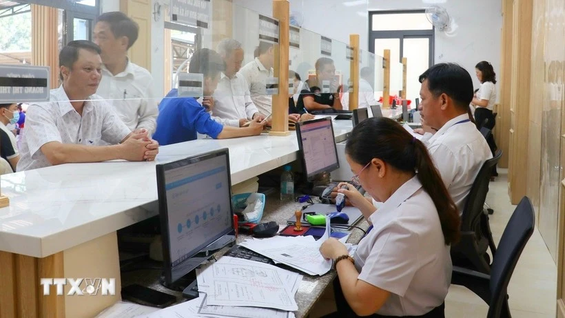 Civil servants process administrative requests at the Public Service Centre of Dong Xoai commune, Dong Nai province. (Photo: VNA)