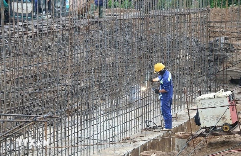 Ministries, agencies, and localities must see the acceleration of public capital disbursement as a top political task. (Photo: VNA)