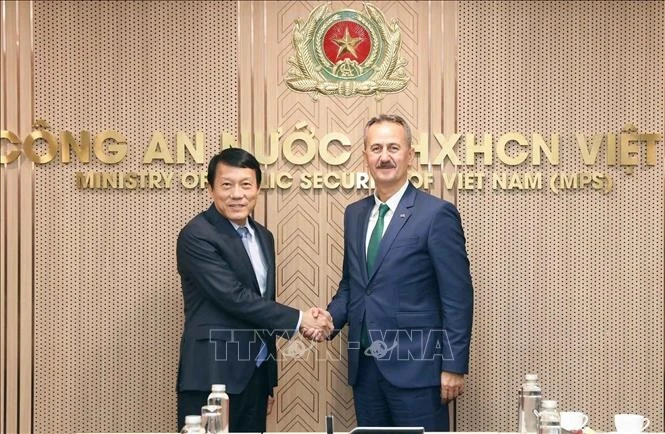 Minister of Public Security General Luong Tam Quang (L) and Haluk Görgün, President of the Turkish Defence Industry Agency, in Ha Noi on October 14. (Photo: VNA)