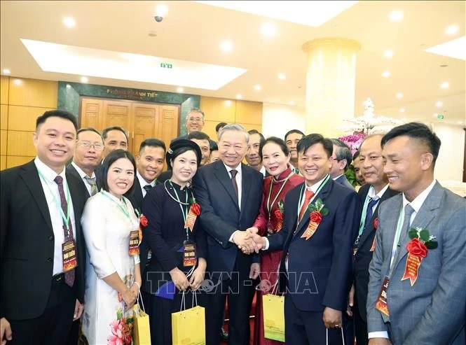 Party General Secretary To Lam (front row, centre) and outstanding Vietnamese farmers and agricultural scientists in Ha Noi on October 14. (Photo: VNA)