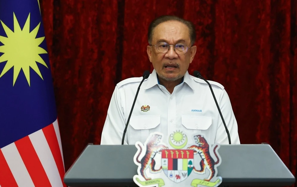 Malaysia PM orders rental cuts to support small traders