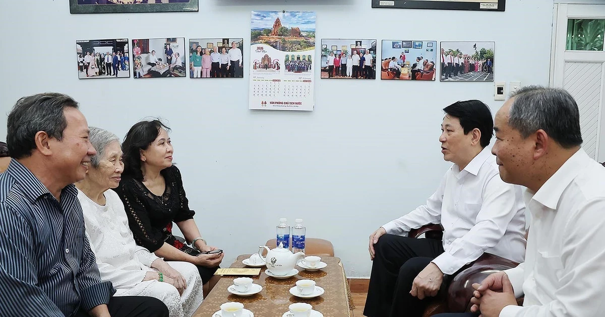 State President visits former leaders, commemorates late Party chiefs on Tet occasion