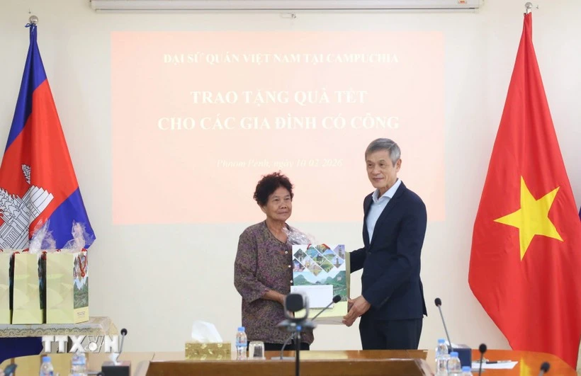 Vietnamese Embassy in Cambodia presents gifts to families with meritorious service ahead of Tet