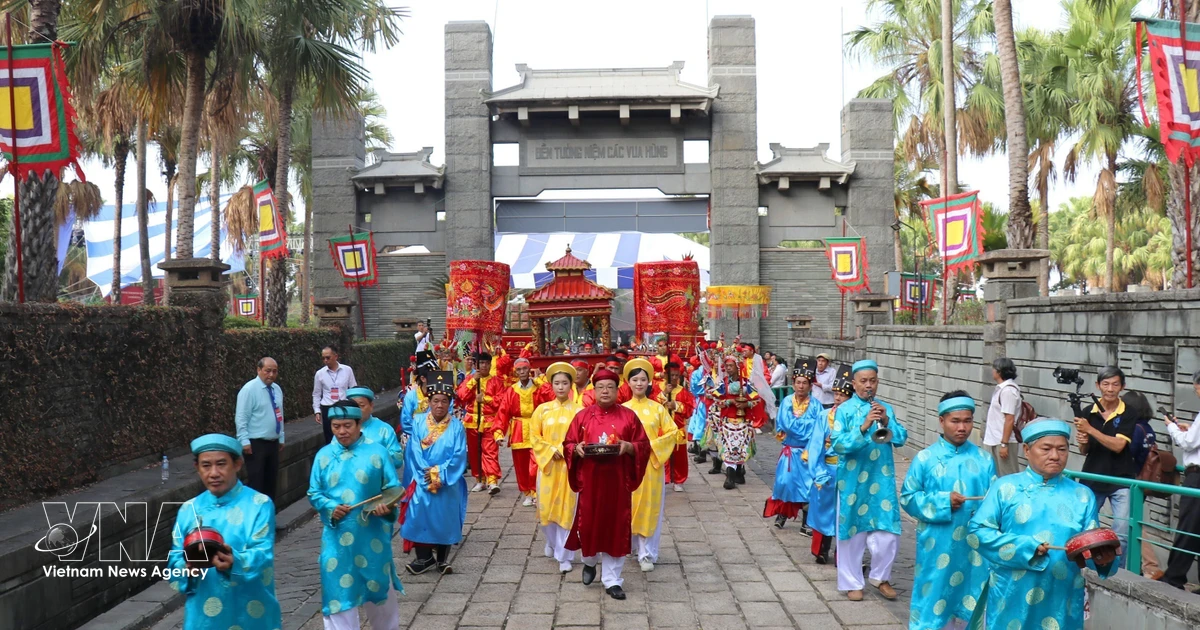 Vietnamese nationwide pay tribute to ancestors on Hung Kings’ Commemoration Day