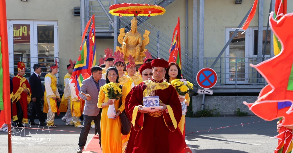 Overseas Vietnamese in Europe turn to ancestral roots on Hung Kings Commemoration Day