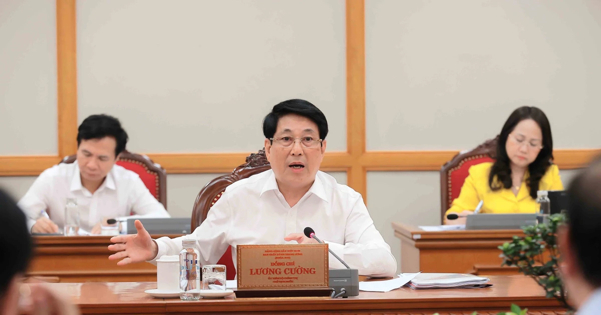 State President Luong Cuong speaks at the working session between the Politburo and the Standing Board of the Ca Mau provincial Party Committee. (Photo: VNA) 